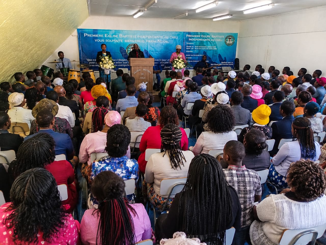 Vista de la asamblea en culto