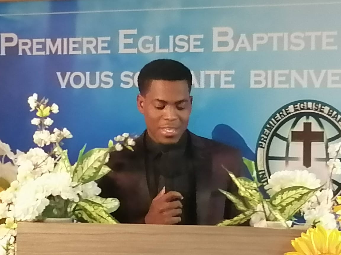 Joven predicando en el culto