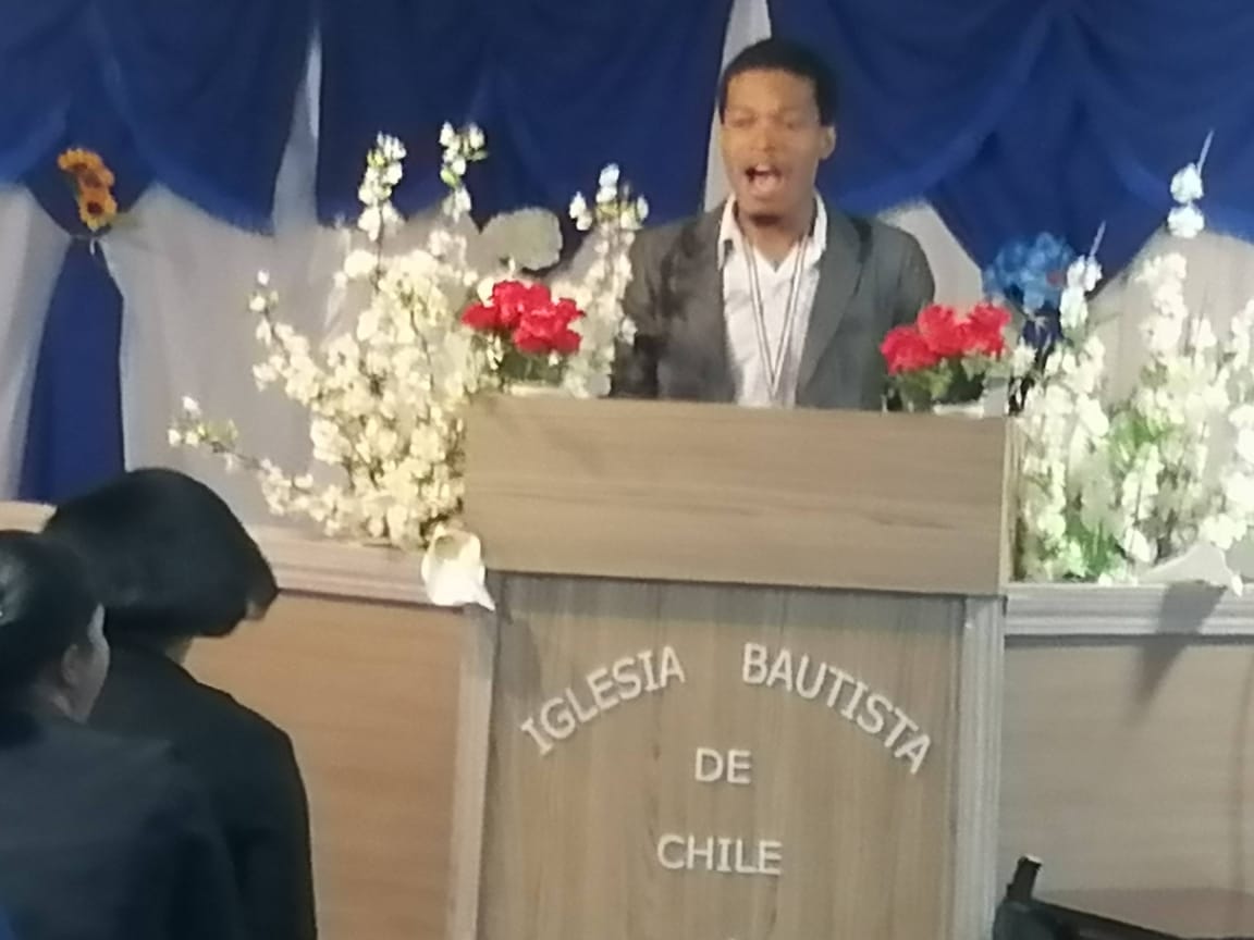 Joven sirviendo en el culto